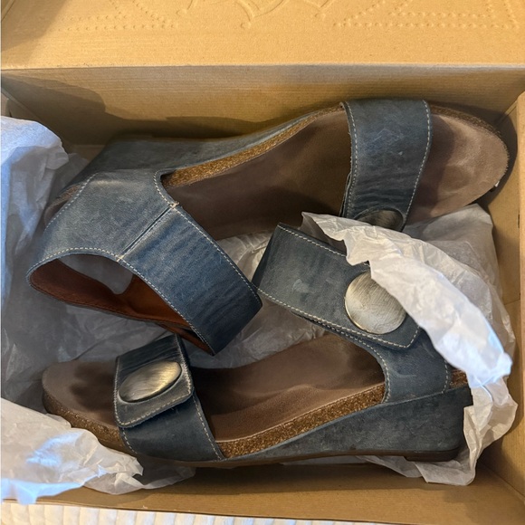 Size 10 Taos wedge heel sandals in Navy. The style is called Carousel . - Picture 3 of 5